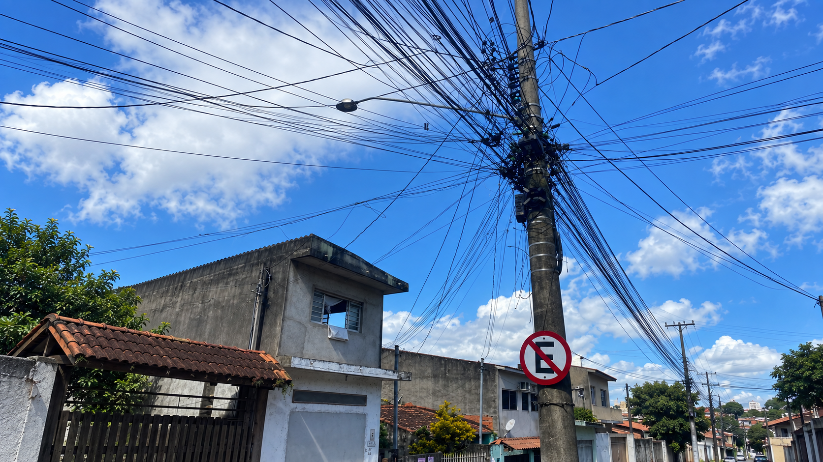 Pedido de Henriana por retirada de fios em desuso dá origem a lei em São Sebastião