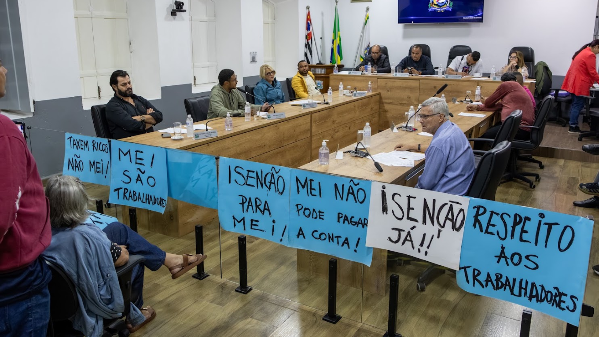Henriana questiona cobrança de taxa municipal para microempreendedores individuais