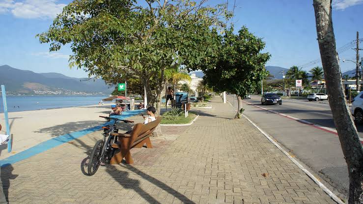 Henriana solicita reforma e melhorias na Praça da Praia do Arrastão
